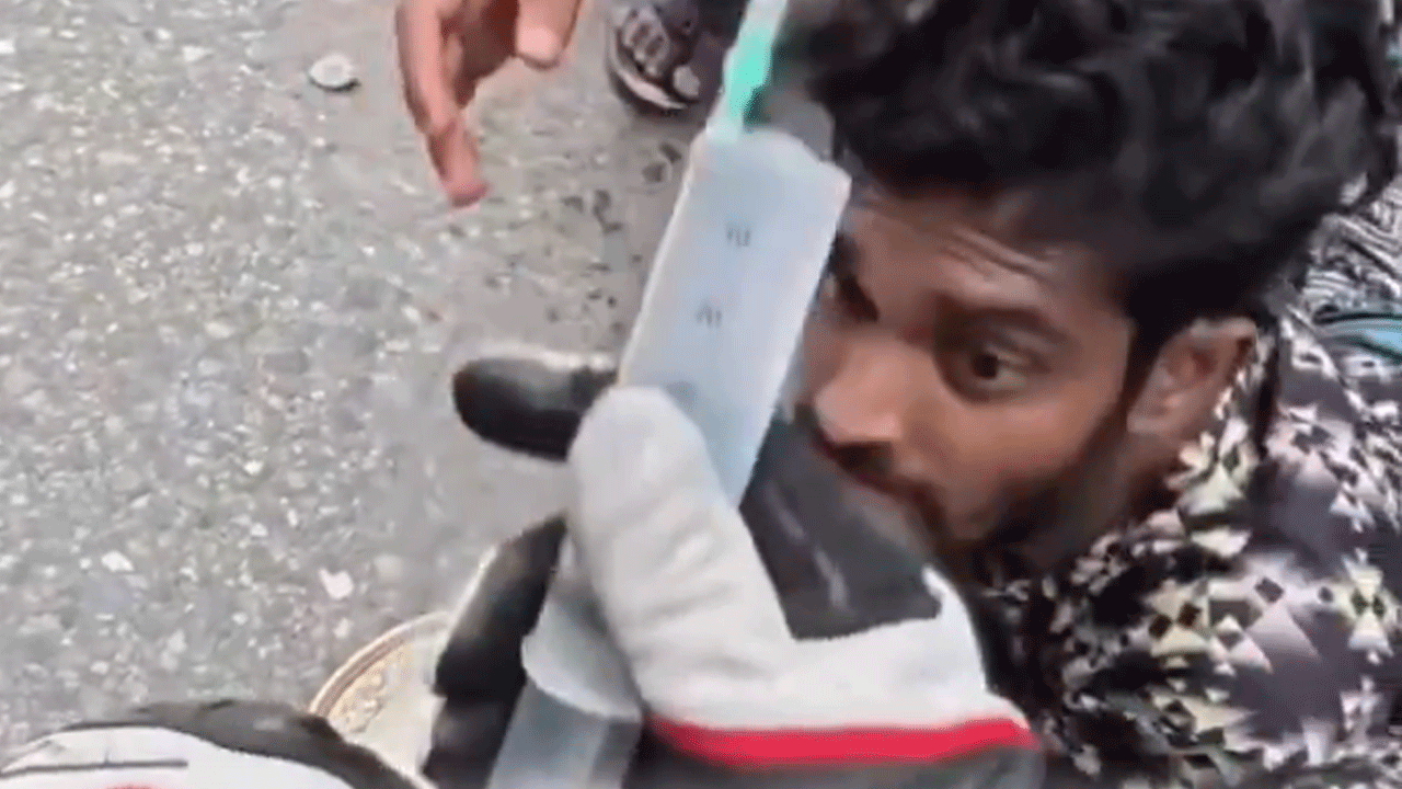 Viral News | ఇంజక్ష‌న్ చూడ‌గానే ప‌క్ష‌వాతం ప‌రార్‌.. లేచి ప‌రుగందుకున్న బెగ్గ‌ర్‌.. Video