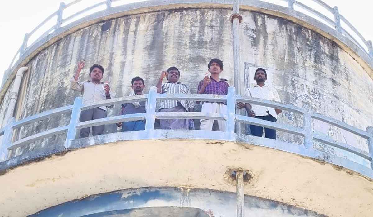 Gauravelli Project | ఎల్-21 మైనర్ కెనాల్ రద్దు చేయాలని రైతుల ఆందోళన.. పురుగల మందు డబ్బాలతో వాటర్ ట్యాంక్ ఎక్కిన సుందరగిరి రైతులు
