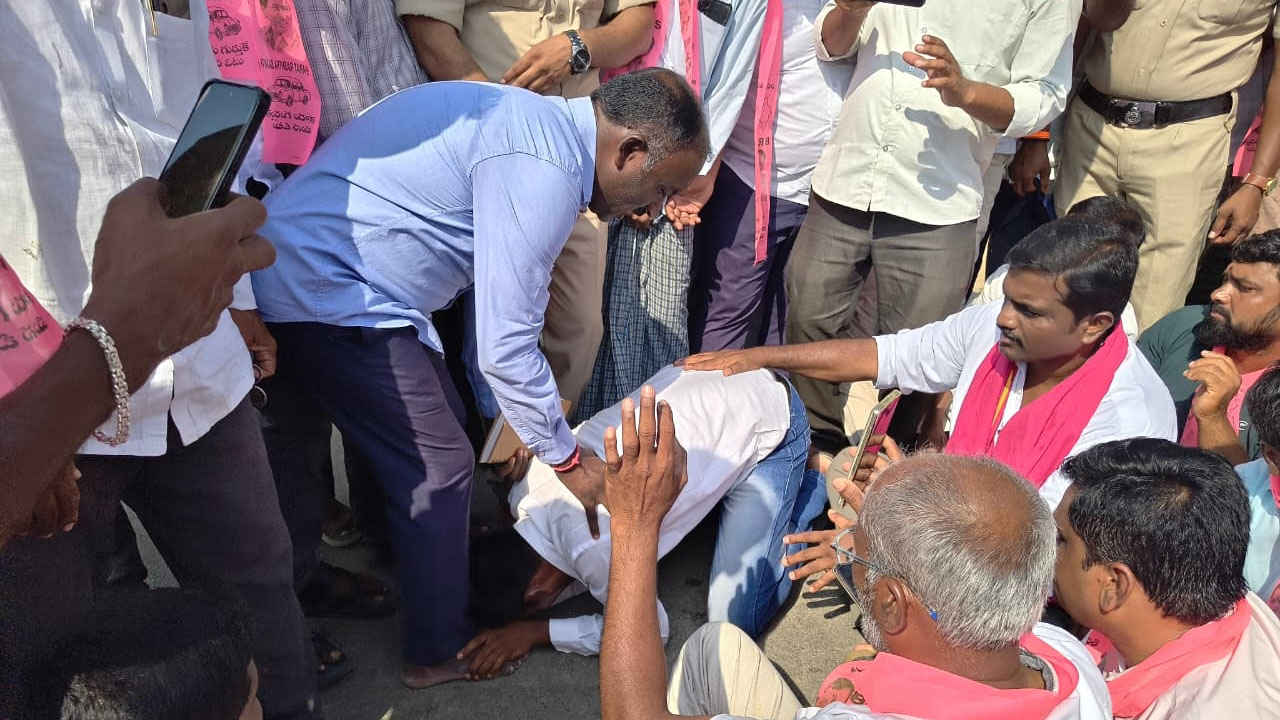 Rayapol | కరెంటు కోసం అధికారుల కాళ్లపై పడిన రైతు నాయకుడు