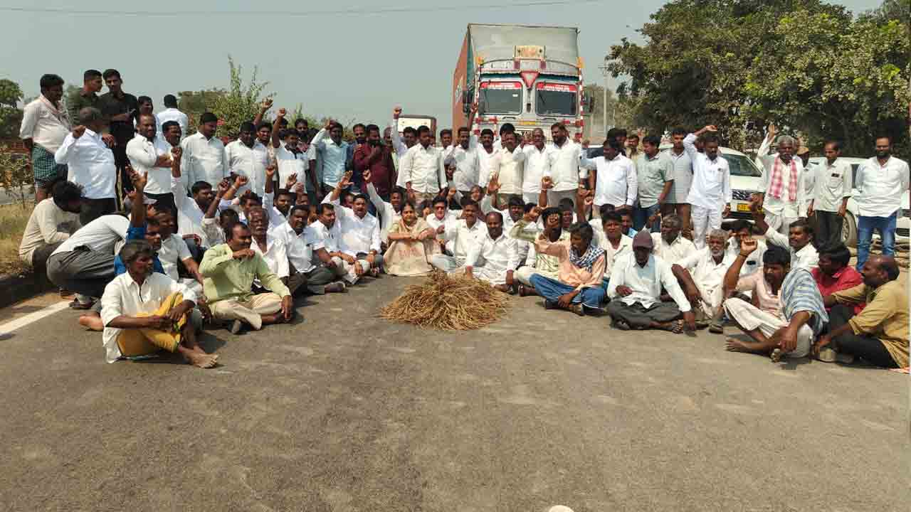 MLA Sunitha lakshma Reddy | రైతులతో కలిసి ఎండిన వరి పంటతో సునీత లక్ష్మారెడ్డి ధర్నా