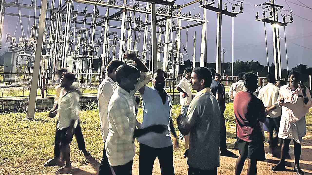 కరెంట్‌ తండ్లాట.. పంటలెండుతున్నా కరెంటియ్యరా?.. సర్కార్‌ తీరుపై రోడ్డెక్కిన రైతులు