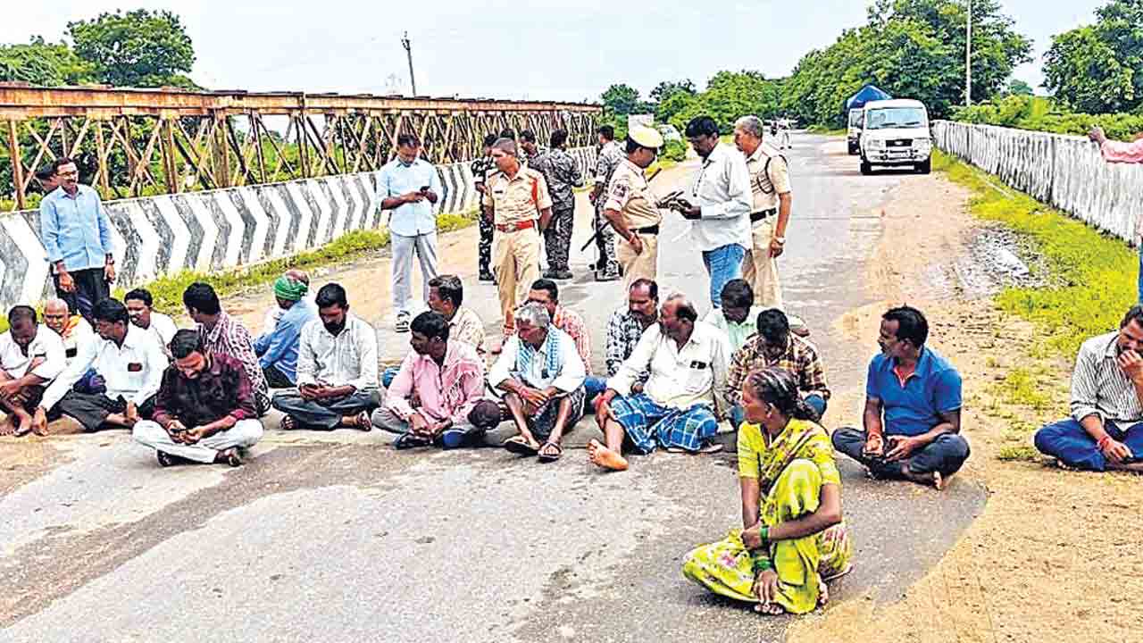 సాగునీటికోసం రోడ్డెక్కిన రైతులు.. దవాజీపల్లిలో రోడ్డుపై బైఠాయింపు