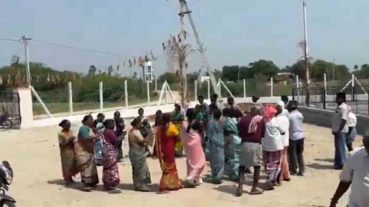 Farmers | కరెంట్‌ కోతలకు నిరసనగా బతుకమ్మ ఆడిన రైతులు.. వీడియో