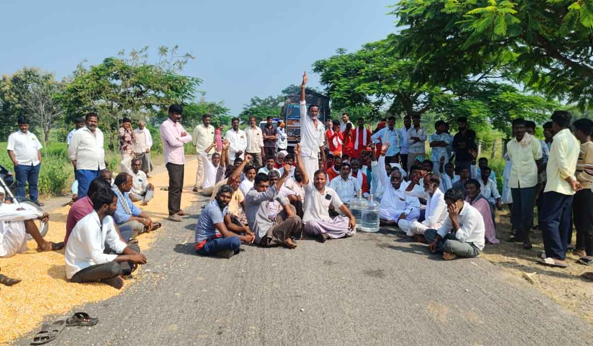 Power Cuts | కరంటు కోతలపై కారేగావ్‌ రైతుల కన్నెర్ర.. సబ్‌స్టేషన్‌ ఎదుట ఆందోళన