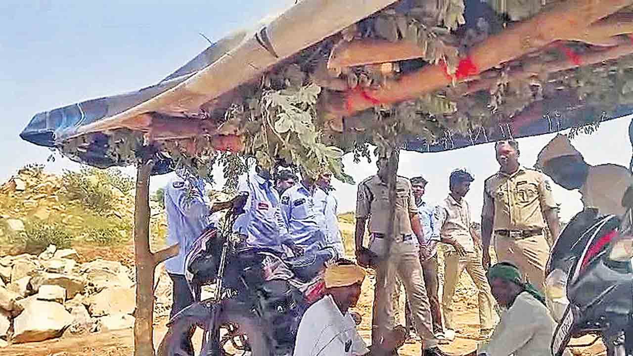 ఫార్మాసిటీ బైపాస్‌ రోడ్డు పనుల అడ్డగింత