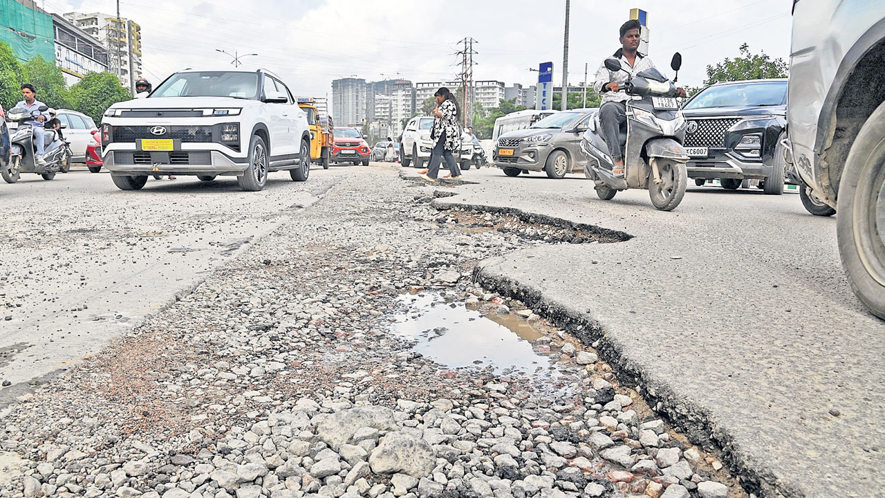 వర్షాలతో ధ్వంసమైన రోడ్ల బాగెప్పుడు?