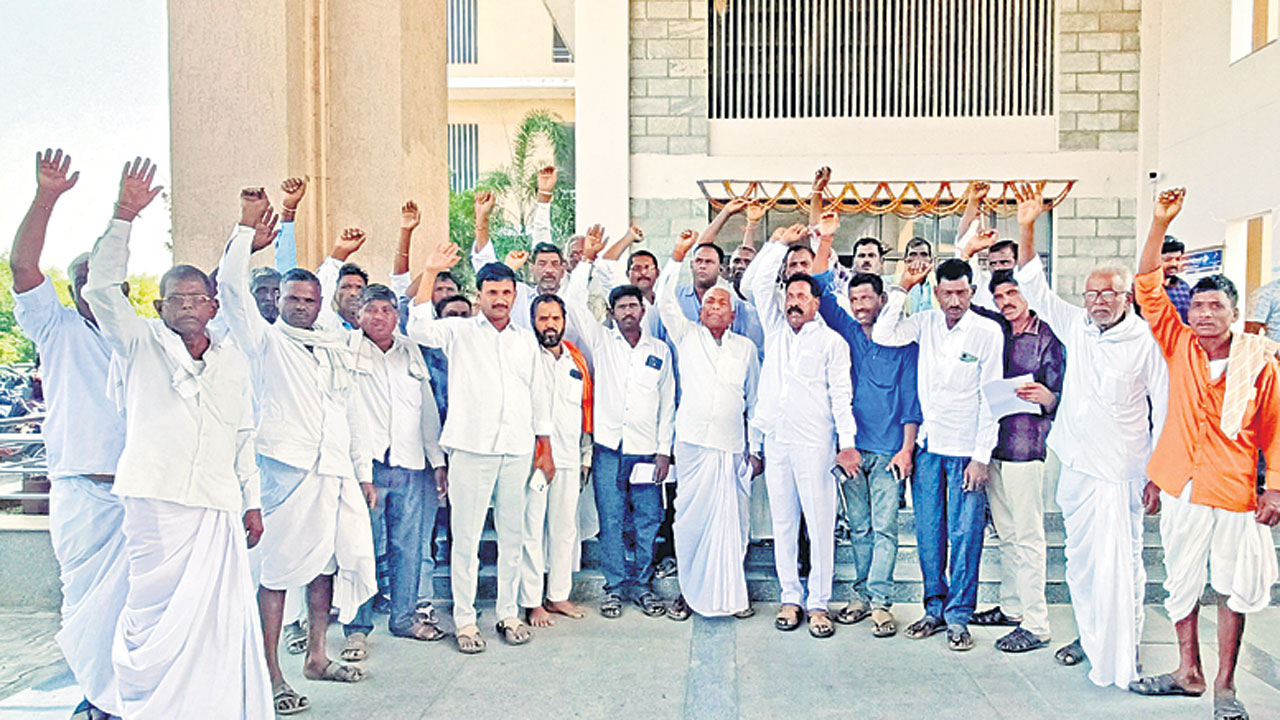 పంటలకు నీరివ్వాలని రైతుల నిరసన