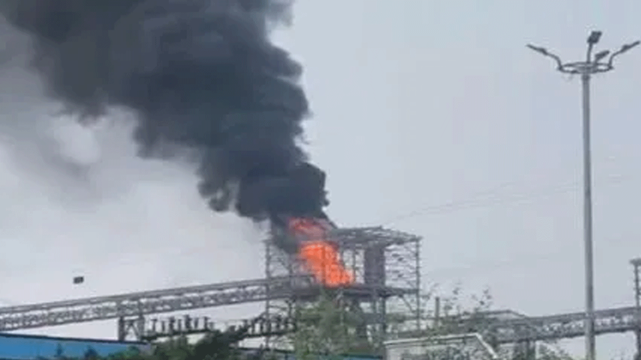 Fire accident | వైజాగ్ పోర్టు ట్ర‌స్టులో భారీ అగ్నిప్ర‌మాదం.. మంట‌లు ఆర్పుతున్న ఫైర్ సిబ్బంది..!