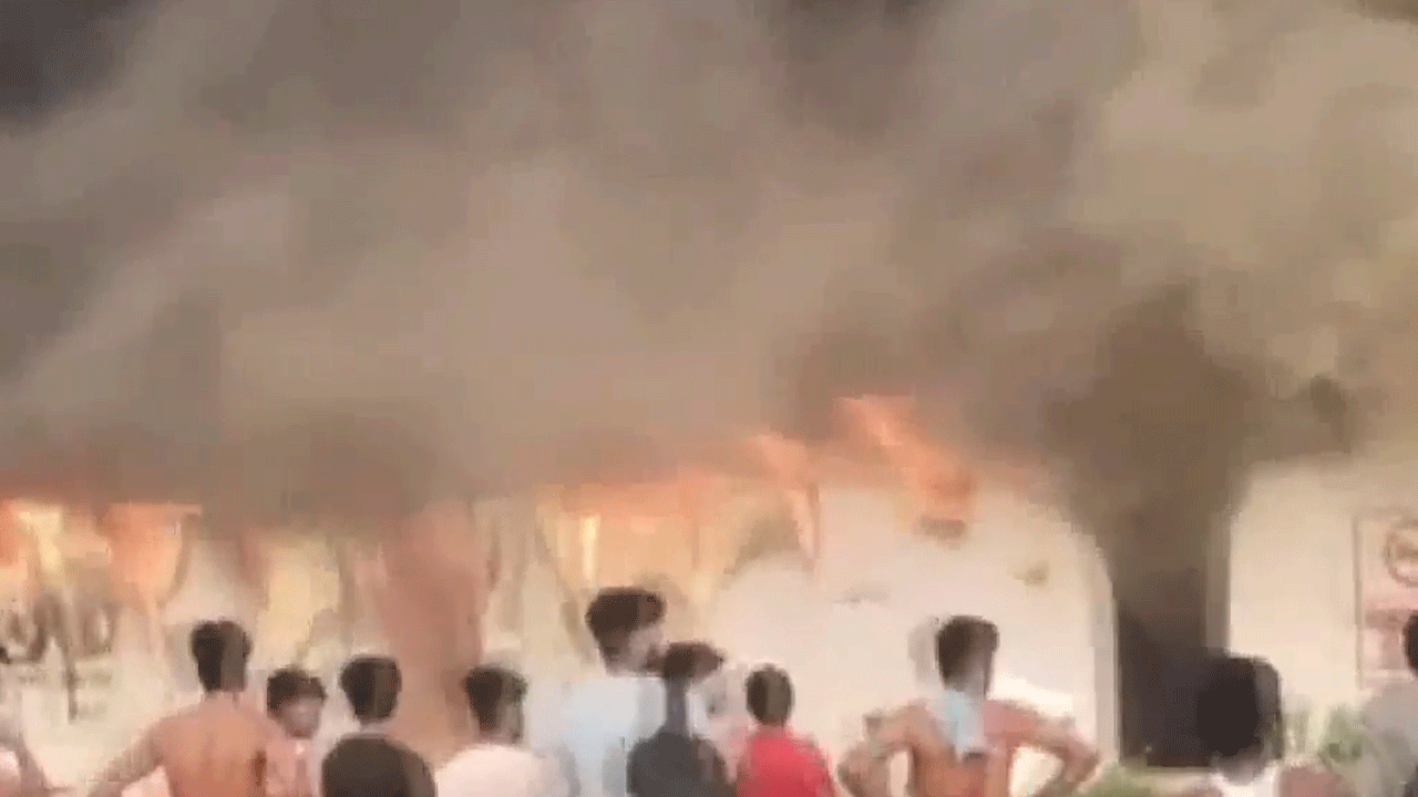 Fire Accident | ఎయిర్‌పోర్టు లేబ‌ర్ రూమ్‌లో అగ్నిప్రమాదం.. ఎగిసిపడుతున్న మంట‌లు.. Video
