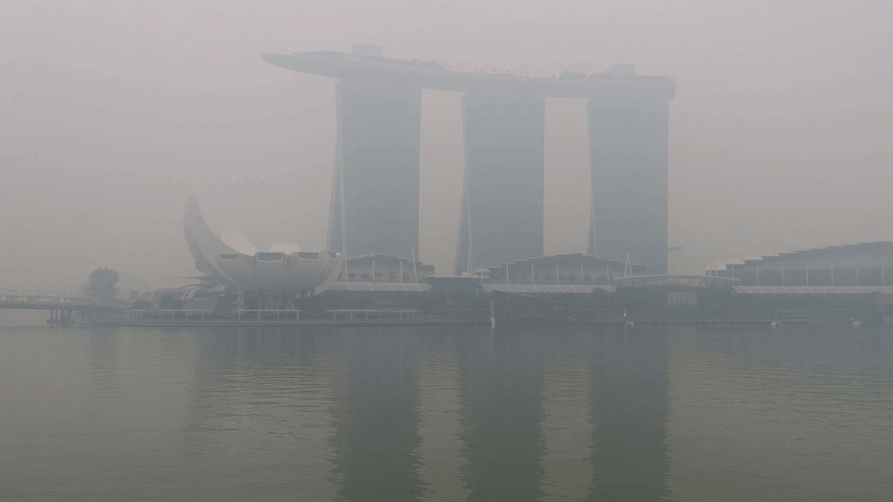 Singapore haze | సింగ‌పూర్‌లో 15 రోజులుగా ద‌ట్ట‌మైన పొగ‌మంచు.. అనారోగ్య‌క‌ర స్థాయిలో గాలి నాణ్య‌త‌..!