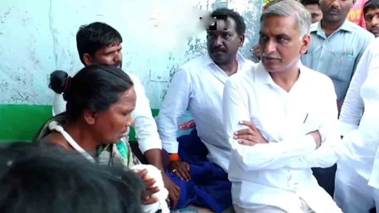 Gadwal Accident Victims | కేసీఆర్‌ సార్ బాగున్నారా.. హరీశ్ రావుతో గద్వాల ప్రమాద బాధితులు.. వీడియో
