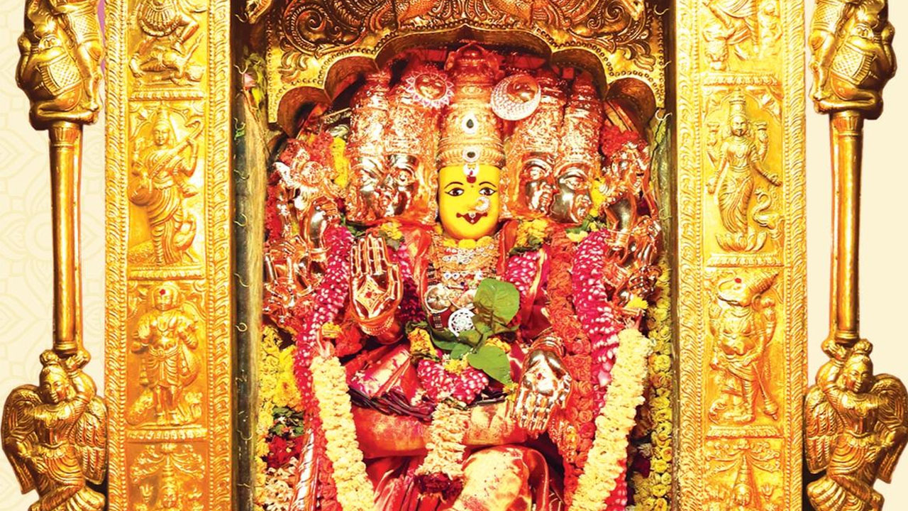 Gayatri Devi | ఇంద్రకీలాద్రిపై గాయత్రీదేవి అలంకారంలో దర్శనమిచ్చిన దుర్గాదేవి