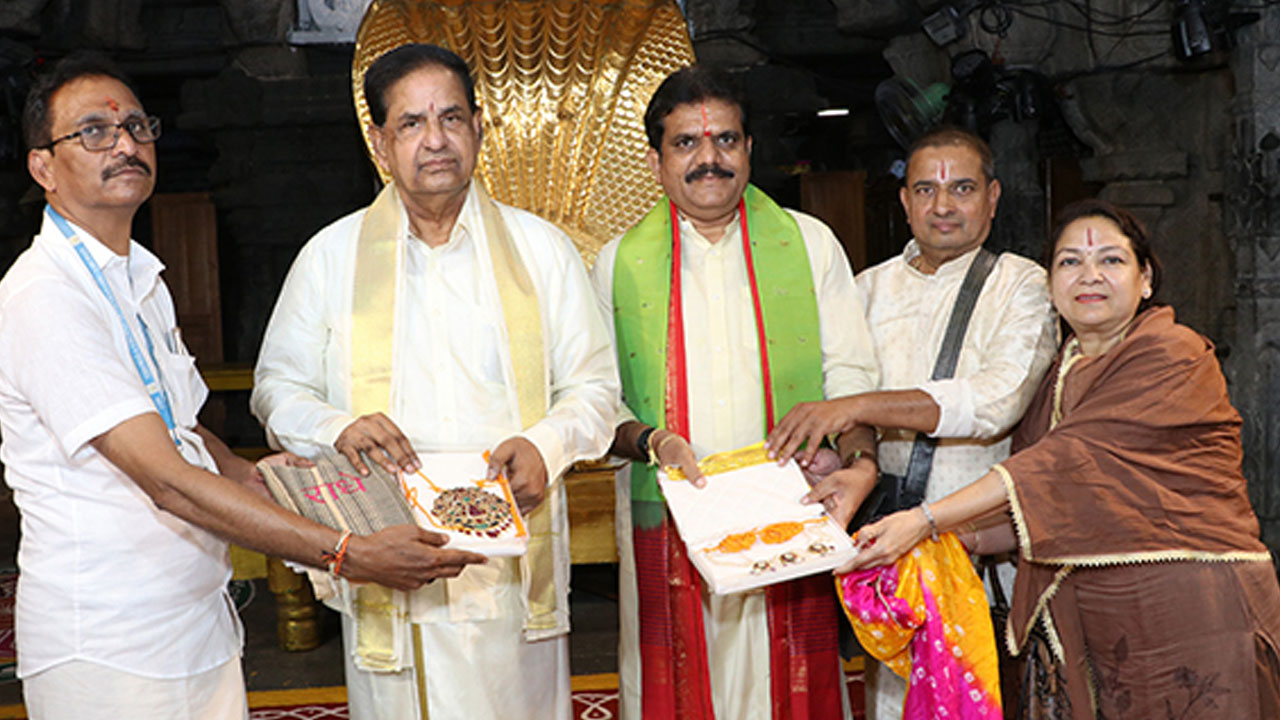 Gold Locket | శ్రీవారికి బంగారు లాకెట్, ముత్యాలహారం విరాళం