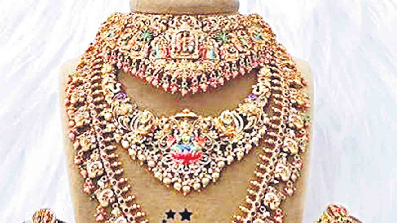 డౌన్‌ట్రెండ్‌లో గోల్డ్‌, వెండి