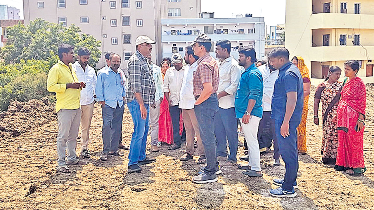 మట్టి డంపింగ్‌ను పరిశీలించిన అధికారులు