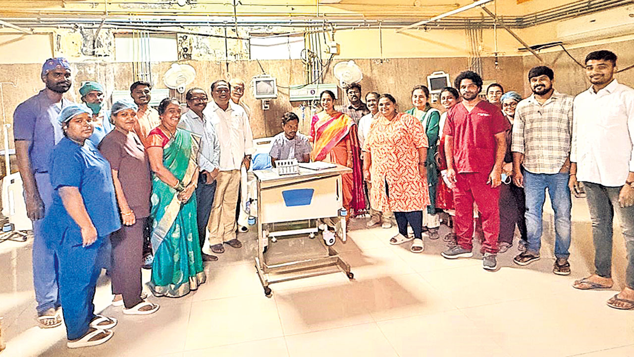 గాంధీలో అరుదైన శస్త్ర చికిత్స