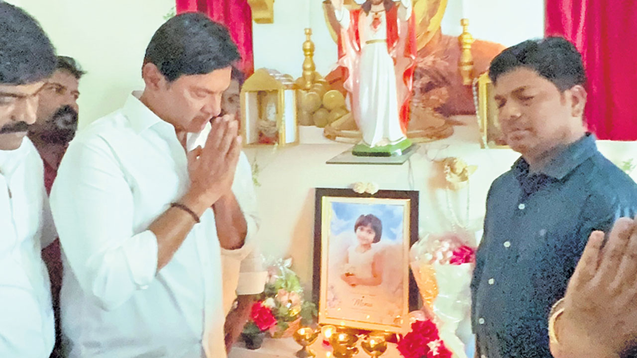 అరేలియా కుటుంబానికి మర్రి పరామర్శ