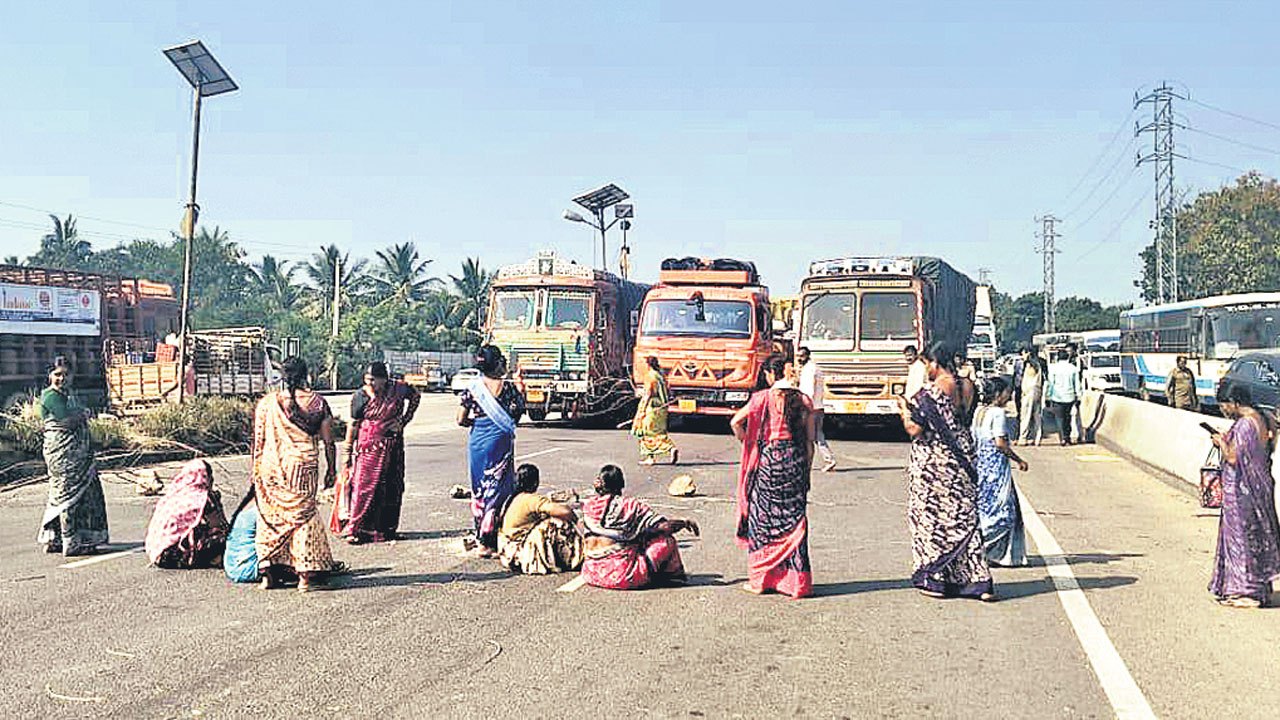 బస్సులు ఆపడం లేదని గిరిజనుల ధర్నా