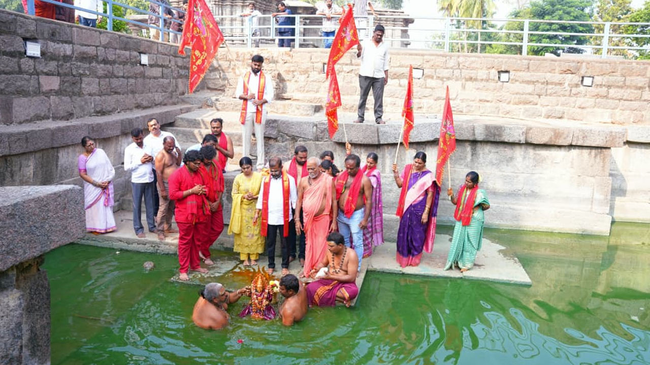 Trishula Snanarchana | వేయిస్తంభాల ప్రాచీనకోనేరులో త్రిశూలస్నానార్చన