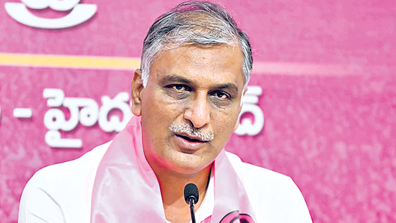 పంటలు ఎండబెట్టి కరెంట్‌ అమ్ముకుంటరా?