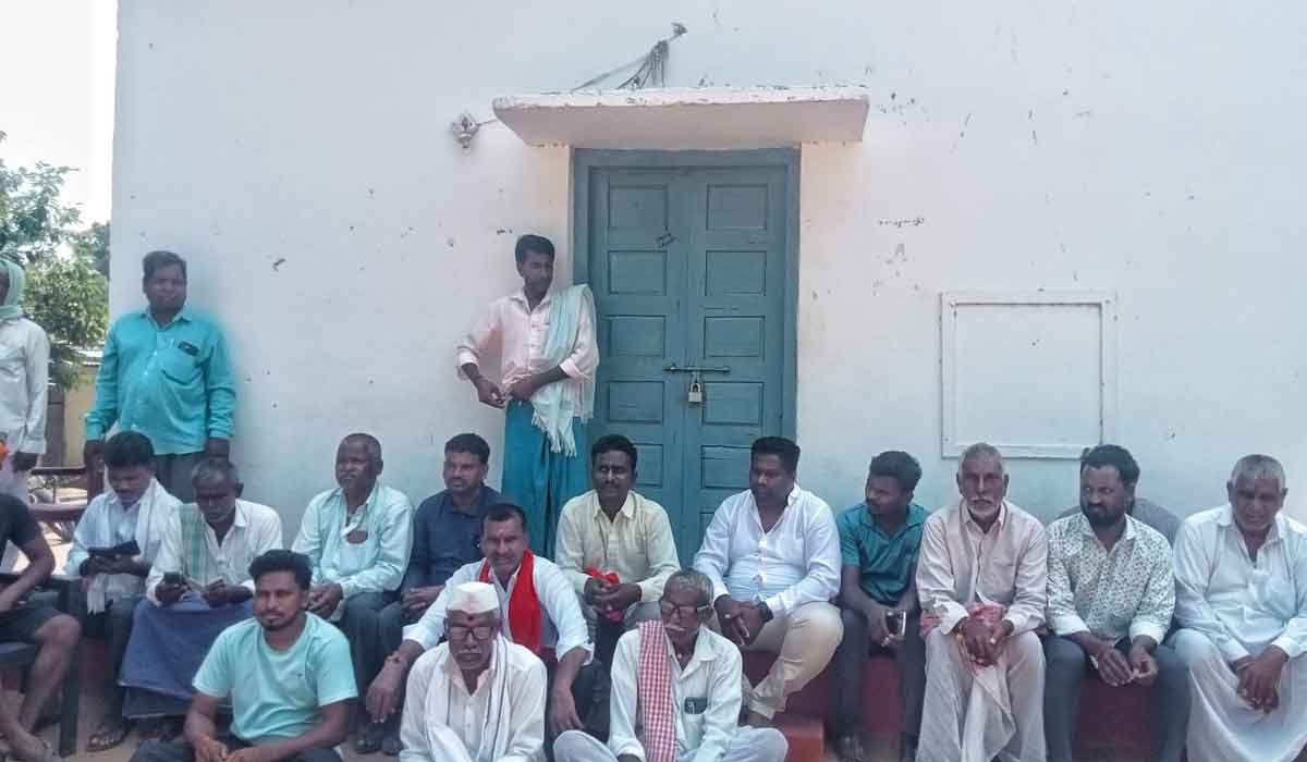 Hangarga | ఖాళీ స్థలాలకు ఇంటి నంబర్లు.. నిరసనగా హంగర్గ గ్రామ పంచాయతీకి తాళం వేసిన పాలకవర్గం