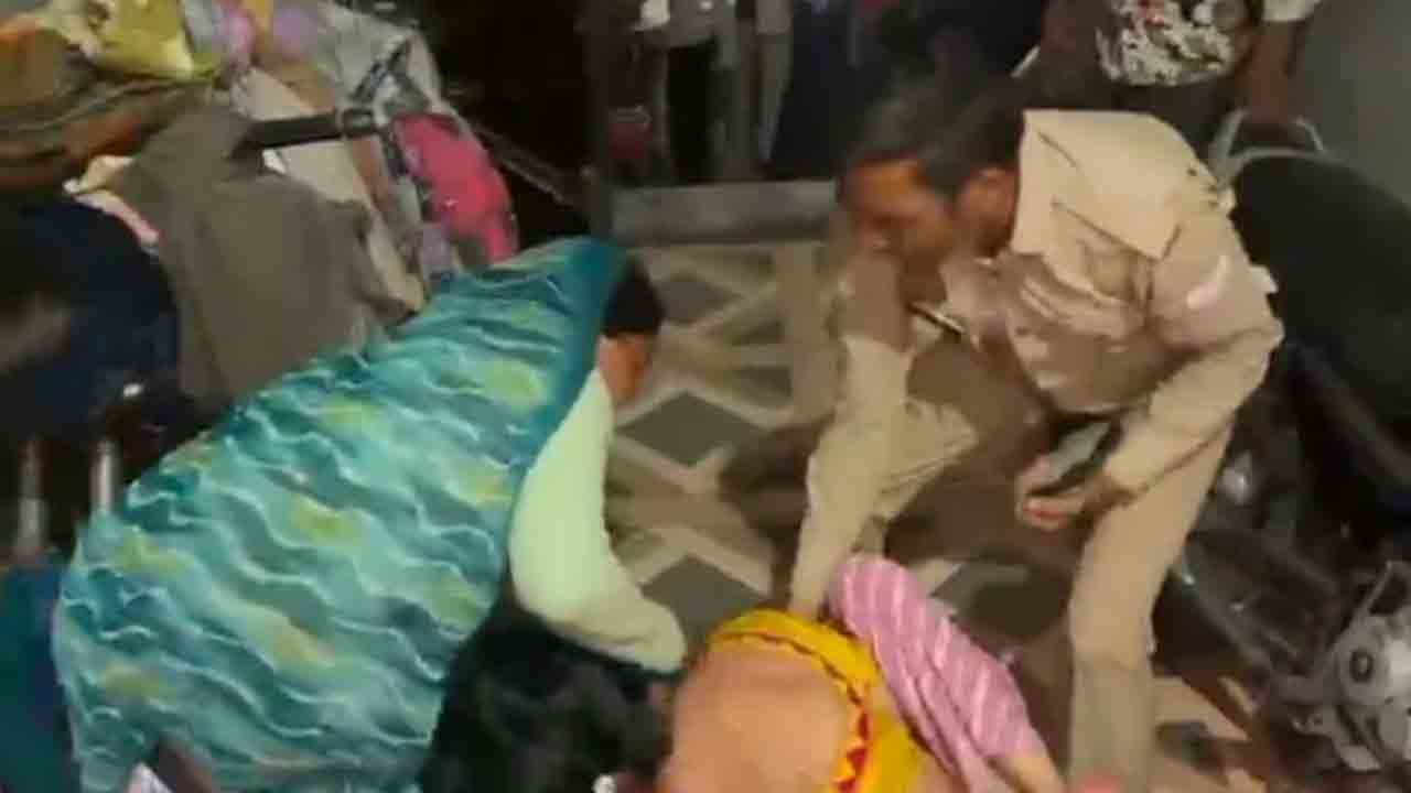 Watch: కర్వా చౌత్ రోజున ప్రియుడిని కలిసిన భార్య.. రెడ్‌హ్యాండెడ్‌గా పట్టుకున్న భర్త