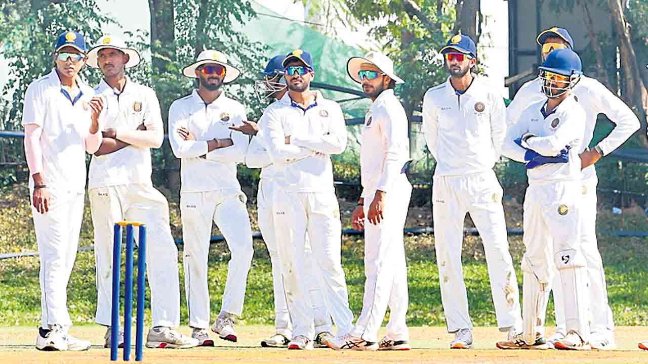 హైదరాబాద్‌ చేజారిన ఆధిక్యం