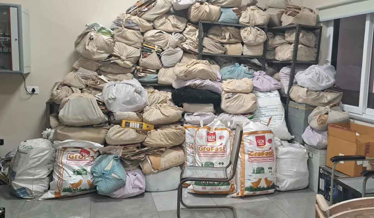 Karimnagar | రికార్డులకు ర్యాకులు లేవు.. కంప్యూటర్లకు ఇంటర్నెట్ లేదు..!
