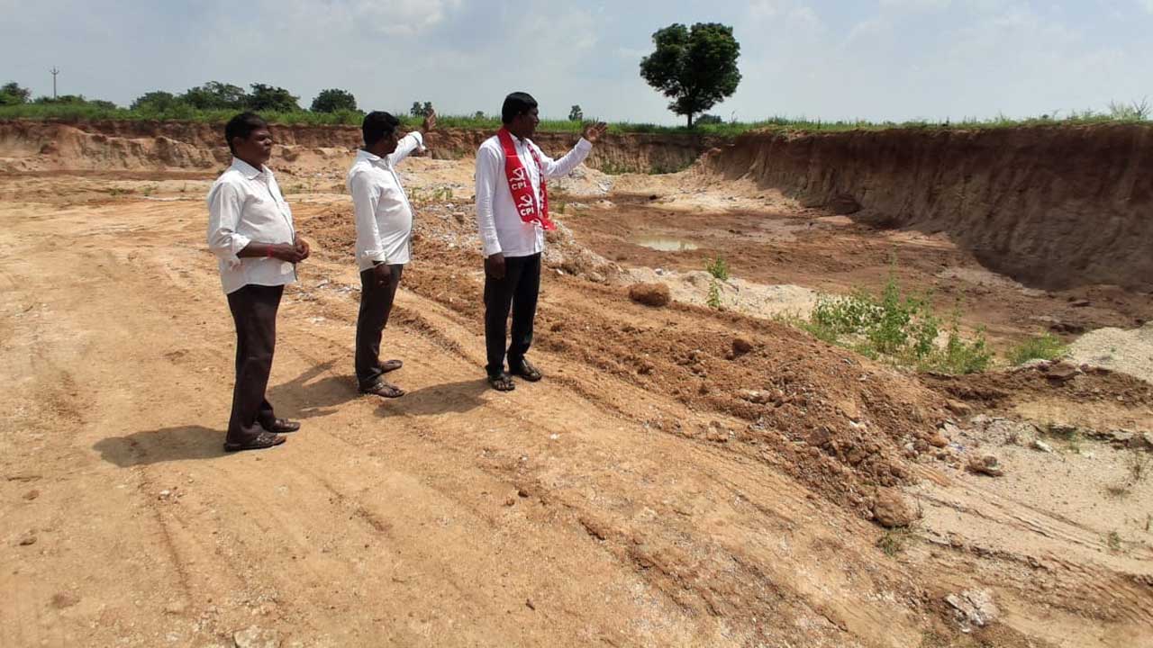 Inavolu | మైనింగ్, రెవెన్యూ అధికారులపై విచారణ జరపాలి: సీపీఐ జిల్లా నాయకులు