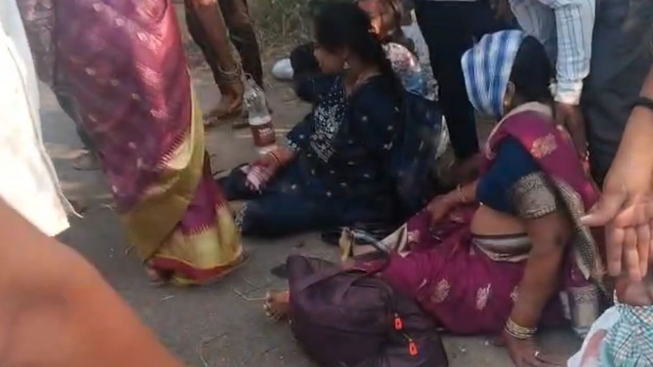 Road Accident | స్కూటీని తప్పించబోయి చెట్టును ఢీ కొట్టిన కారు..ఆరుగురికి గాయాలు