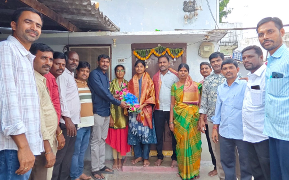విద్యపై దృష్టి పెట్టి ఉన్నత లక్ష్యాలను సాధించాలి : జైలర్ సంజీవరెడ్డి