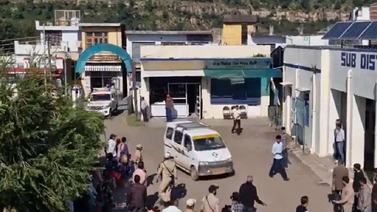 Jammu and Kashmir | జ‌మ్మూ కాశ్మీర్‌లో లోయ‌లో ప‌డ్డ బ‌స్సు.. ఇద్ద‌రు మృతి.. 15 మందికి గాయాలు