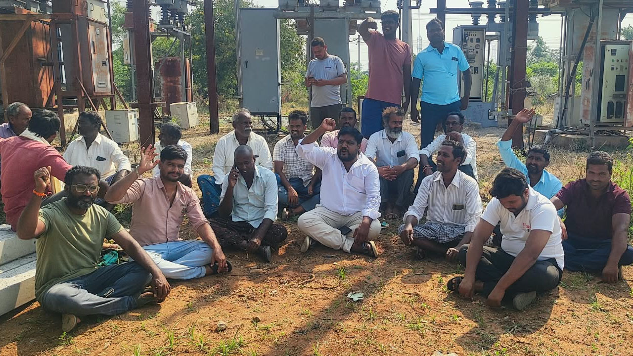 Farmers Protest | కరెంట్‌ కోతలను నిరసిస్తూ సబ్‌స్టేషన్‌ వద్ద రైతుల వంటవార్పు