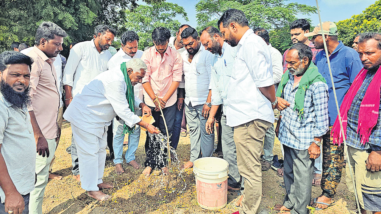 ప్రభుత్వం నిర్మాణాత్మకంగా వ్యవహరించాలి
