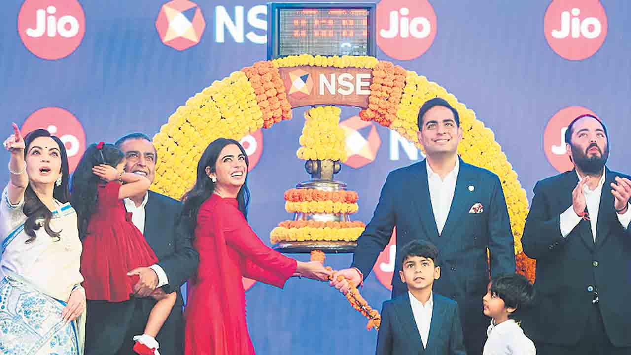దద్దరిల్లిన జియో లిస్టింగ్‌.. దేశీయ స్టాక్‌ మార్కెట్లలోకి గ్రాండ్‌ ఎంట్రీ