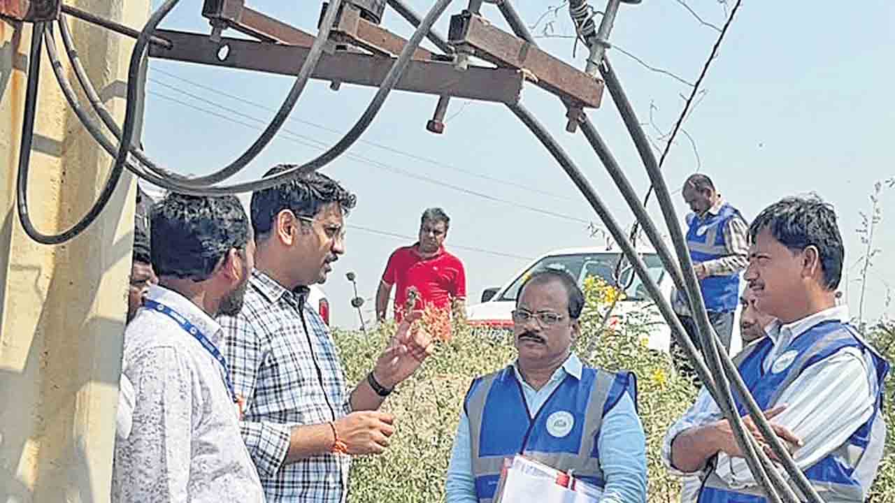 పంటలెండుతున్నయ్‌.. సరిపడా కరెంటియ్యండి
