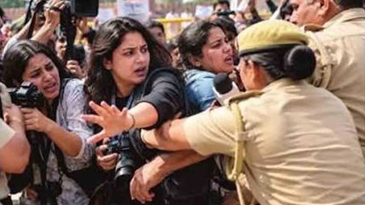 జర్నలిస్టులపై వేధింపులు అన్యాయం
