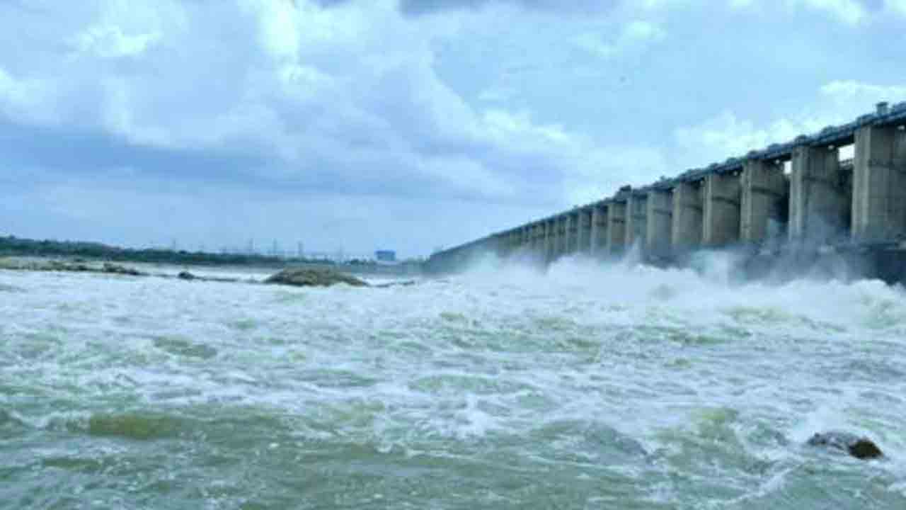 జూరాల నీళ్లడిగితే రైతులకు సంకెళ్లా?