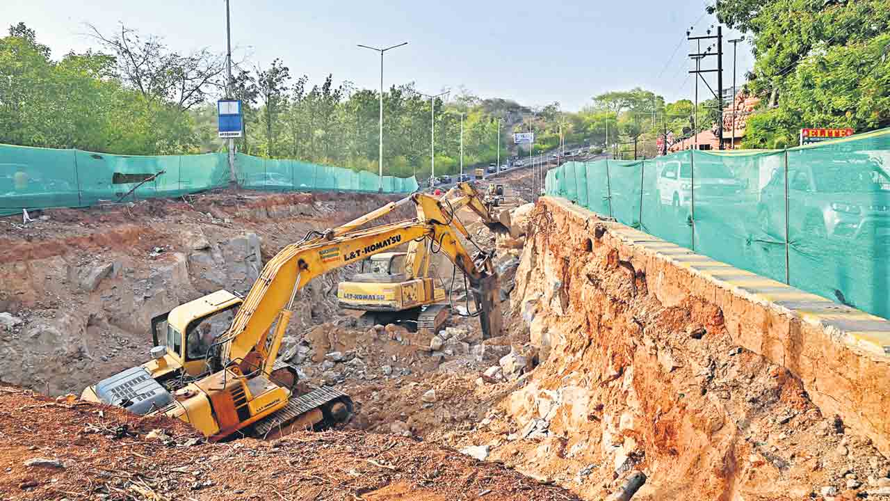 హెచ్‌సిటీ ప్రాజెక్టులకు మంగళం!.. నిలిచిన కేబీఆర్‌ పార్కు వంతెన పనులు