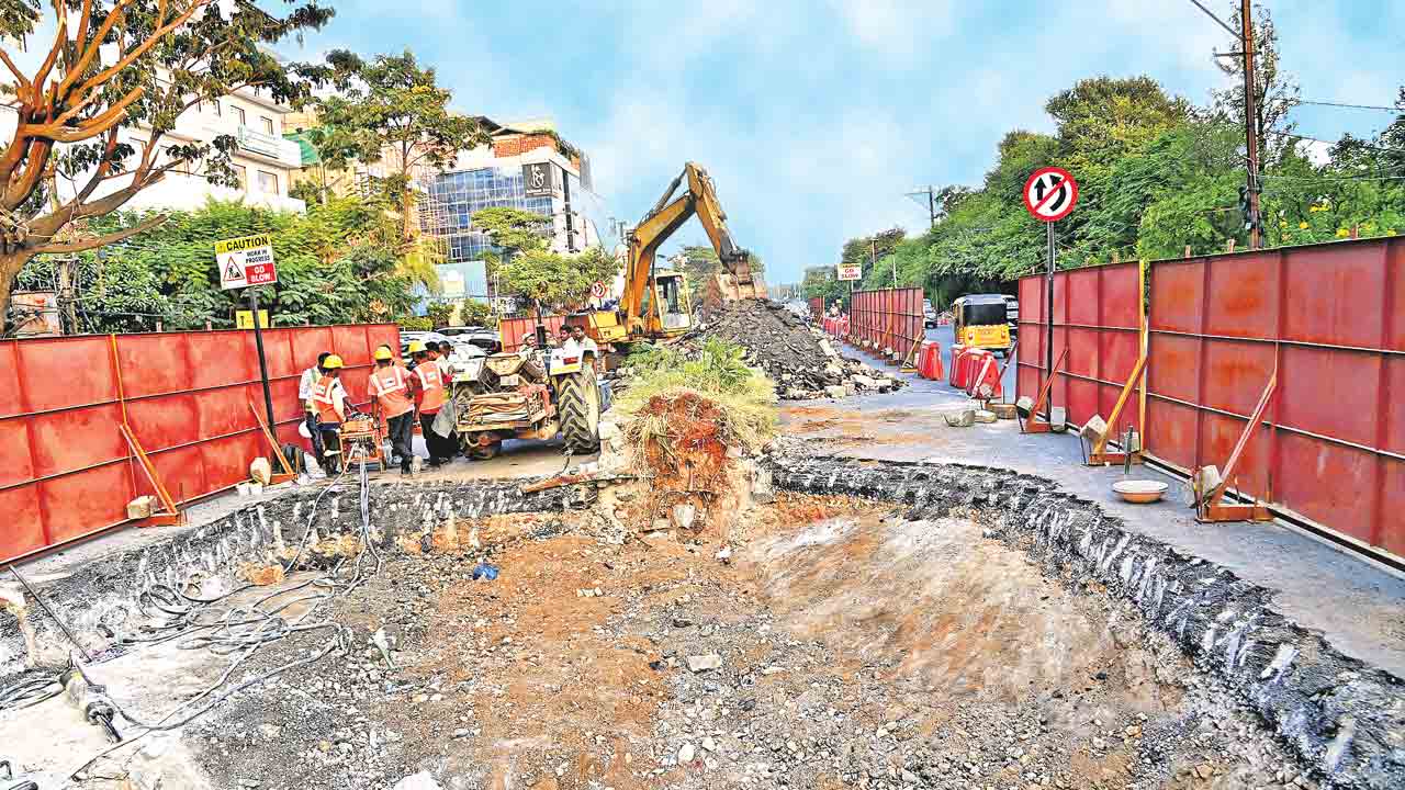 తుగ్లక్‌ పాలన.. కేబీఆర్‌ రీ-డిజైన్‌ పేరిటభారీ దోపిడీకి స్కెచ్‌