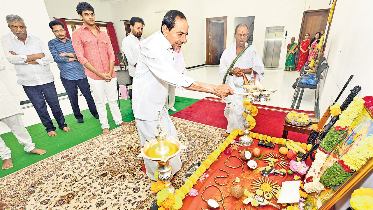 కేసీఆర్‌ నివాసంలో ఘనంగా దసరా వేడుకలు