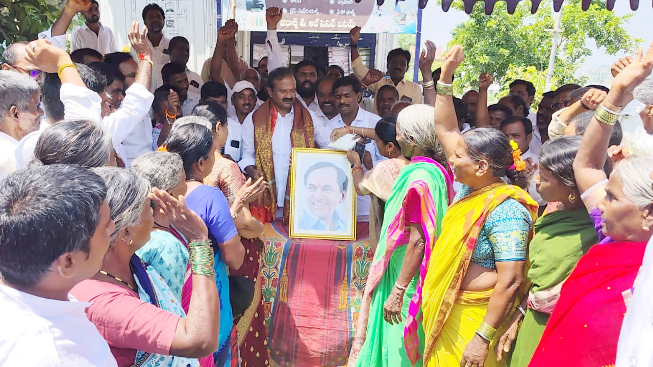 Kalyana Lakshmi | పేదలకు వరంగా కల్యాణలక్ష్మి..కేసీఆర్‌ చిత్రపటానికి పాలాభిషేకం