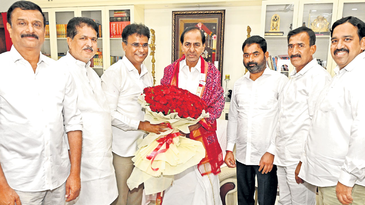 కేసీఆర్‌ను కలిసి ఆశీర్వాదం తీసుకున్న కేపీ వివేకానంద