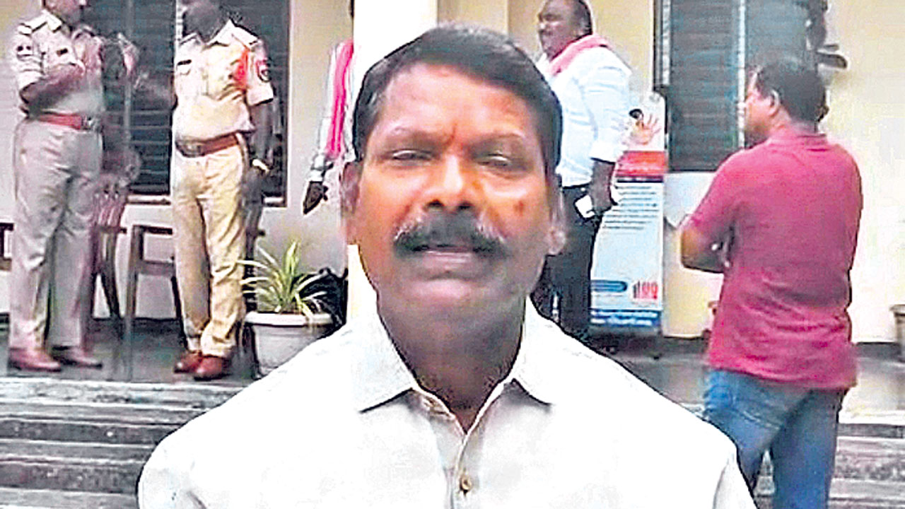 పోలీసుల నిర్బంధంలో కాంగ్రెస్‌ నాయకులు!