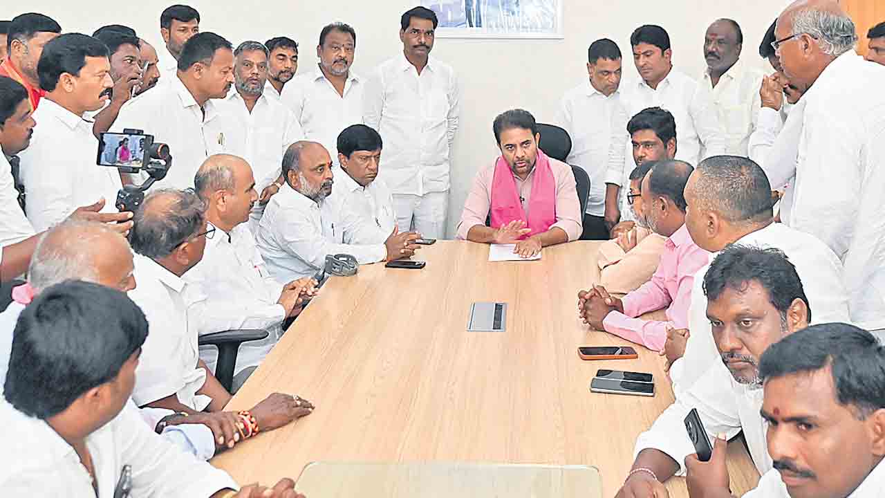 సొసైటీల నిధులపై కాంగ్రెస్‌ కన్ను