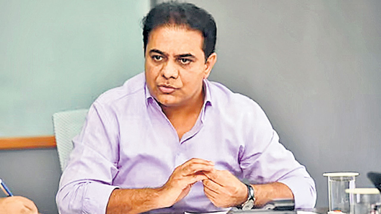 సిరిసిల్ల జేఎన్టీయూ సమస్యలపై దృష్టిపెట్టండి