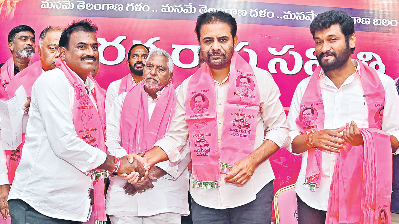 పంపులు బంద్‌పెట్టి పంటలను ఎండబెట్టిండ్రు