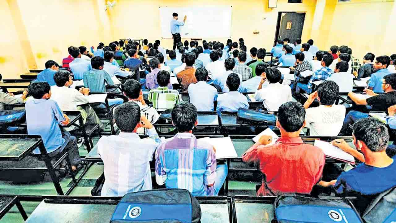 15 ఏండ్ల లోపు వారికి కోచింగ్‌ బంద్‌