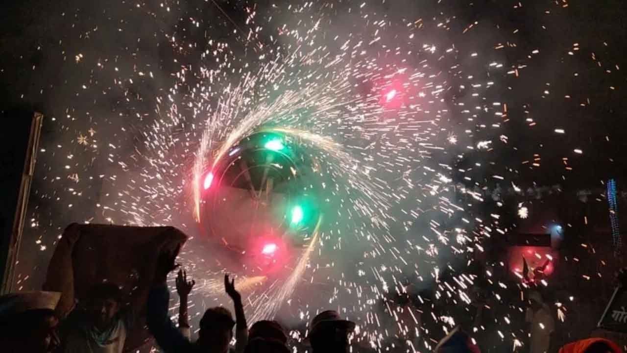 Kavathe Ekand Dussehra | దీపావళికి కాదు.. దసరా రాత్రంతా బాణసంచా కాల్చే గ్రామం!