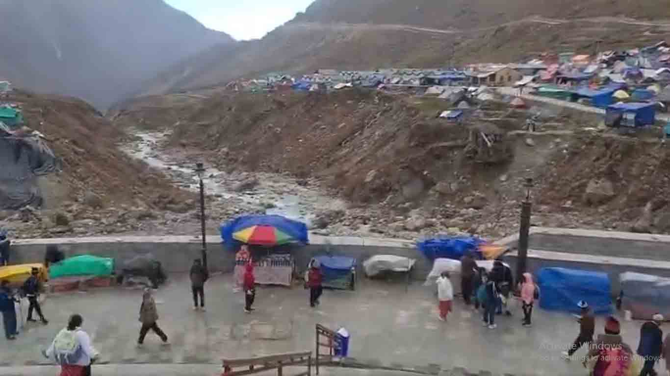 Kedarnath Dham | కేదార్‌నాథ్‌లో కురిసిన మంచు.. యాత్రికుల సంద‌డి చూశారా..?